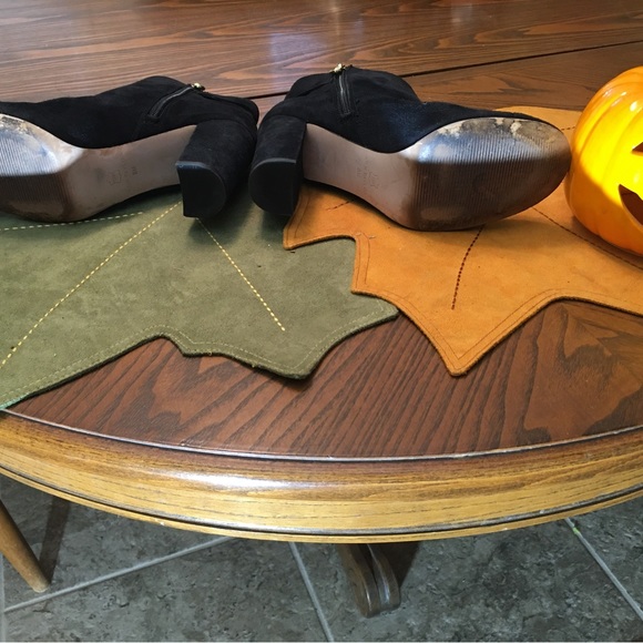 Gorgeous Ann Taylor 8M black suede side zip booties. A steal at this price - Picture 11 of 15